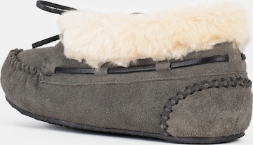 Minnetonka Moccasins 'Chrissy' in Grey