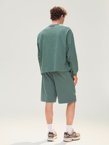 BershkaLoosefit Hlače - zelena boja