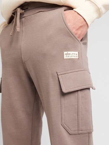 ALPHA INDUSTRIES Tapered Sportbroek in Bruin