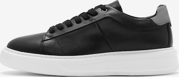 Sneaker bassa di Derimod in nero: frontale