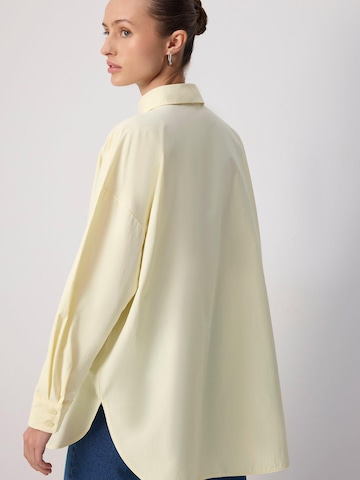 Touché Privé - Camiseta 'Oversized Poplin Shirt' en amarillo