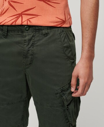 Regular Pantalon cargo Superdry en vert : devant