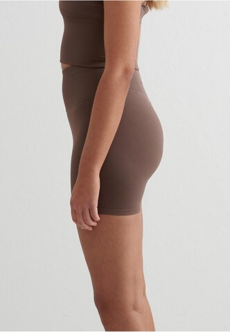 Skinny Pantaloni sportivi di Aim'n in marrone