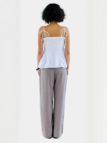 Haut ' NannyRS ' Résumé en blanc : derrière