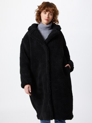 NA-KD Χειμερινό παλτό σε μαύρο: μπροστά