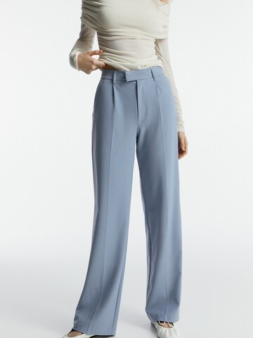 Pull&Bear Loose fit Pleat-front trousers in Blue: front