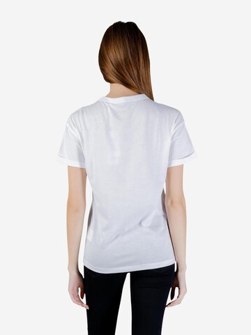 Maglietta 'SS CN POCKET G LOGO TEE W6GI17 K3037' di GUESS in bianco
