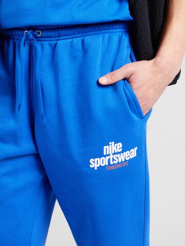 Tapered Pantaloni 'CLUB' di Nike Sportswear in blu