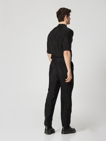 Loosefit Pantaloni con pieghe 'Ron' di ABOUT YOU x Kevin Trapp in nero