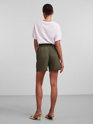 PIECES Loosefit Shorts 'Avery' in Grün