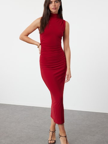 Trendyol Šaty – červená: přední strana