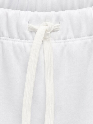 Grimelange Spodnie 'GRIMELANGE Jersey-Shorts mit Textdruck' w kolorze biały