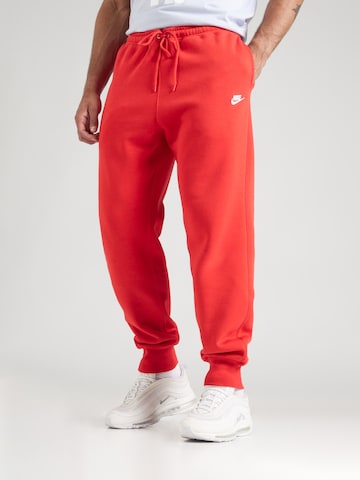 Effilé Pantalon 'CLUB' Nike Sportswear en rouge : devant