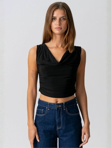 It's May Overdel ' Dahlia ' i sort: forside