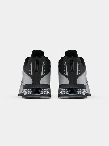 Sneaker low 'SHOX R4' de la Nike Sportswear pe argintiu