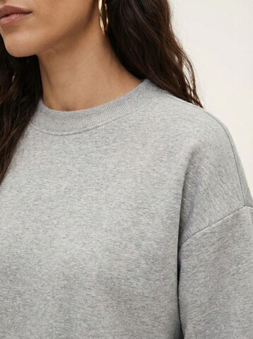 ABOUT YOU Платье 'Christin' в Серый