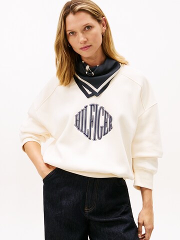 TOMMY HILFIGER - Sweatshirt 'VARSITY' em bege: frente