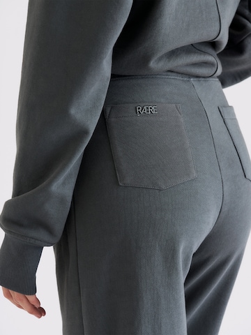 RÆRE by Lorena Rae - Tapered Pantalón 'Carmina' en gris