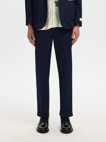 SELECTED - Pantalón de pinzas 'Selected X Hotel Amour' en azul: frente