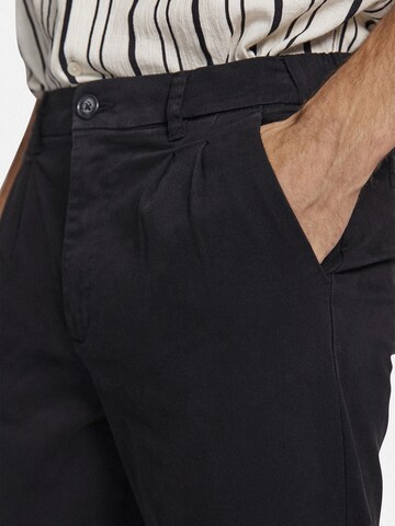 Redefined Rebel Regular Pleat-front trousers 'Jacko' in Black