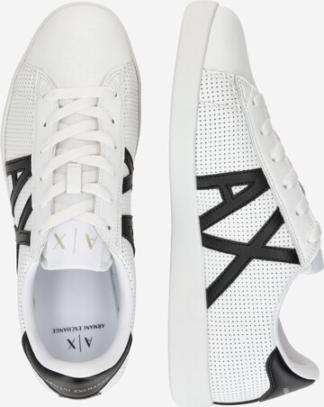 ARMANI EXCHANGE Låg sneaker 'XUX016' i vit