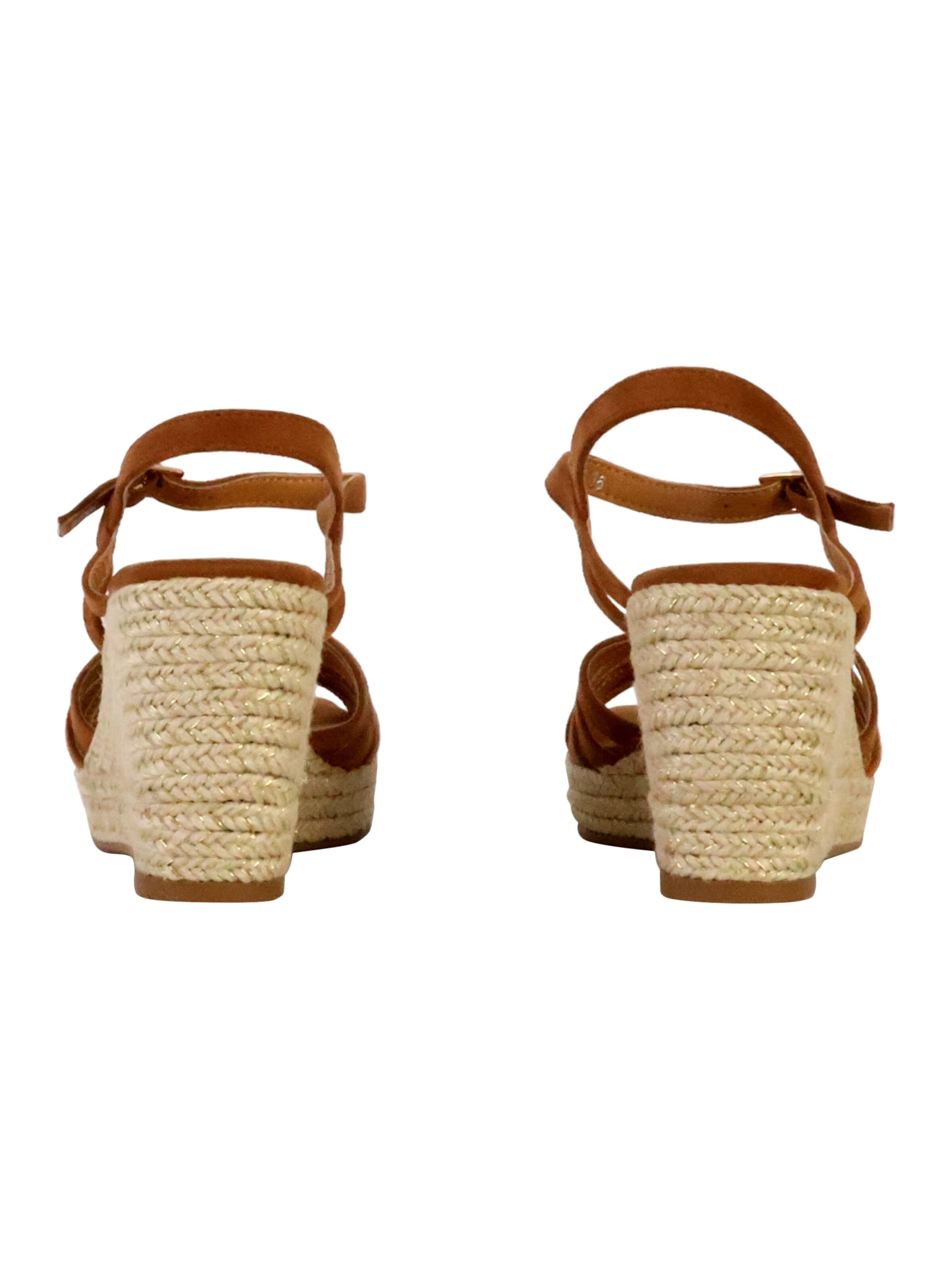 Sandalo di The Divine Factory in beige