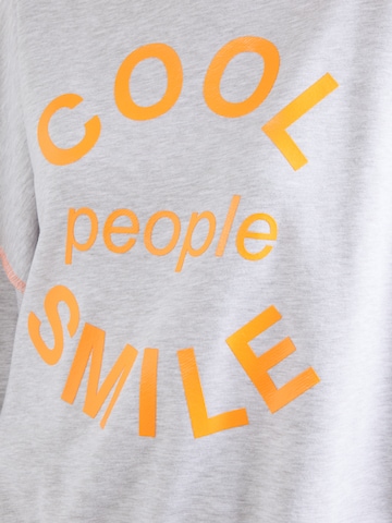 miss goodlifeSweater majica 'Cool People Smile' - siva boja