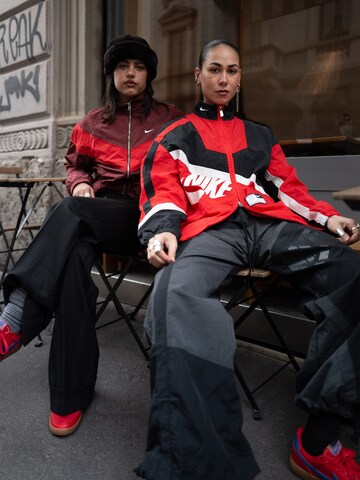 Nike Sportswear Демисезонная куртка 'STREET' в Красный