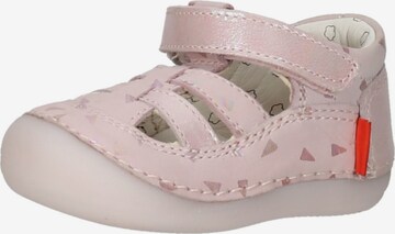 Chaussure basse Kickers en rose : devant