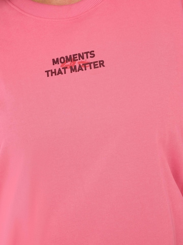 ONLY Carmakoma Sweatshirt 'CARPOPPY' i pink
