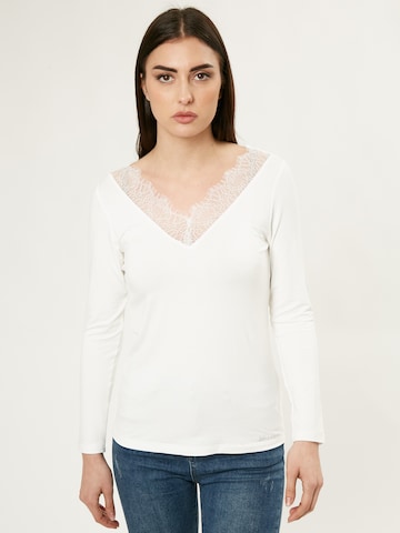 Influencer Shirt in White: front