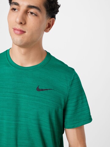 NIKE Λειτουργικό μπλουζάκι 'Superset' σε πράσινο