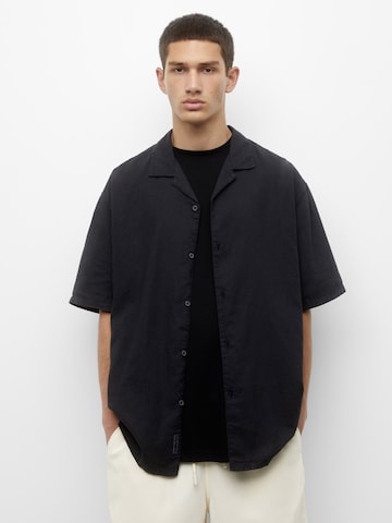 Pull&Bear Comfort fit Button Up Shirt in Black: front