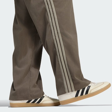 ADIDAS ORIGINALS - Loosefit Calças com pregas 'Firebird' em castanho