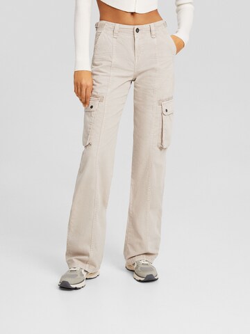 Bershka Loose fit Cargo Pants in Beige: front