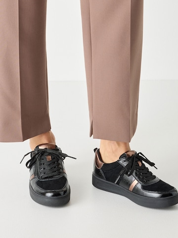 Tamaris Sneakers laag in Zwart
