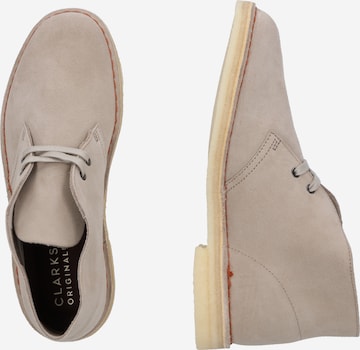 Clarks Originals أحذية Chukka 'Desert' بلون بيج