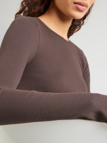 ABOUT YOU Shirt 'Insa' in Bruin