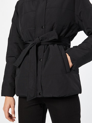 Veste mi-saison 'Camilla' ABOUT YOU en noir