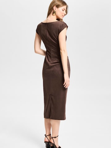 SWING - Vestido em castanho