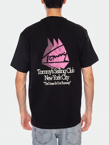TOMMY HILFIGER Koszulka 'TJM RLX SAILBOAT SS TEE BLACK' w kolorze czarny