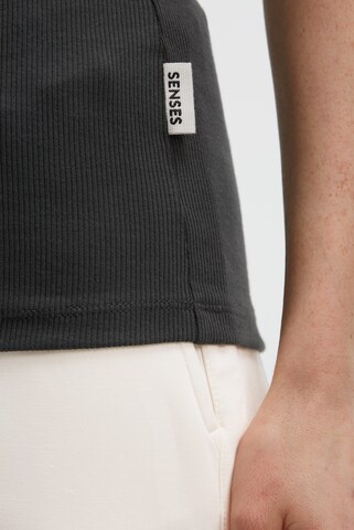SENSES.THE LABEL Top in Grey