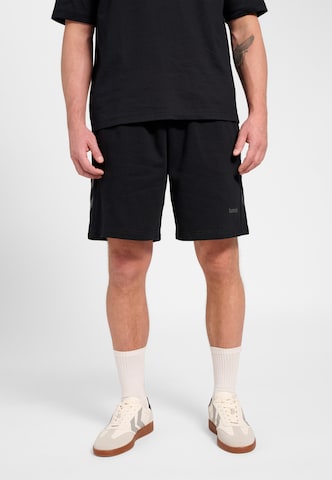 Hummel Regular Shorts in Schwarz: Vorderseite