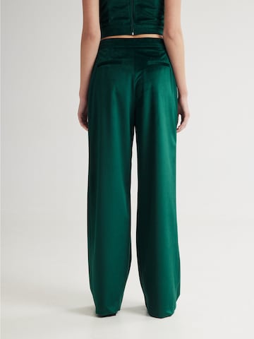 4TAILORS Loosefit Kalhoty 'Scarlet' – zelená