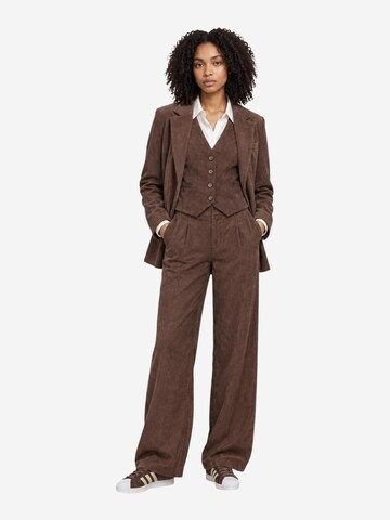I AM Kostym 'ZAFFIRO TAILORED WAISTCOAT SLI6GL026250D' i brun: framsida