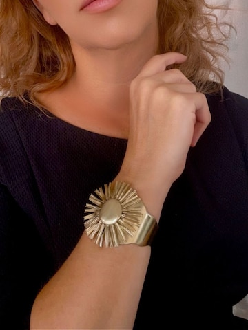 Bracelet 'Wide Sunflower Bracelet in Gold Brass' Gloria Mago en or
