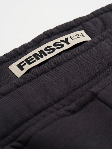 FEMSSY Loosefit Hose‌‌‌‌ in Grau