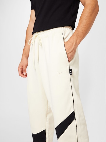 Effilé Pantalon Nike Sportswear en blanc