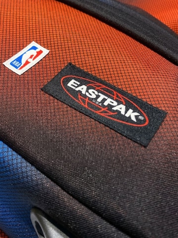 EASTPAK Matkakassi 'Eastpak Sac de voyage 2 roulettes Transit'R M NBA Gradient' värissä sininen