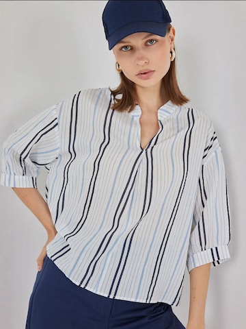Bigdart - Blusa em azul: frente